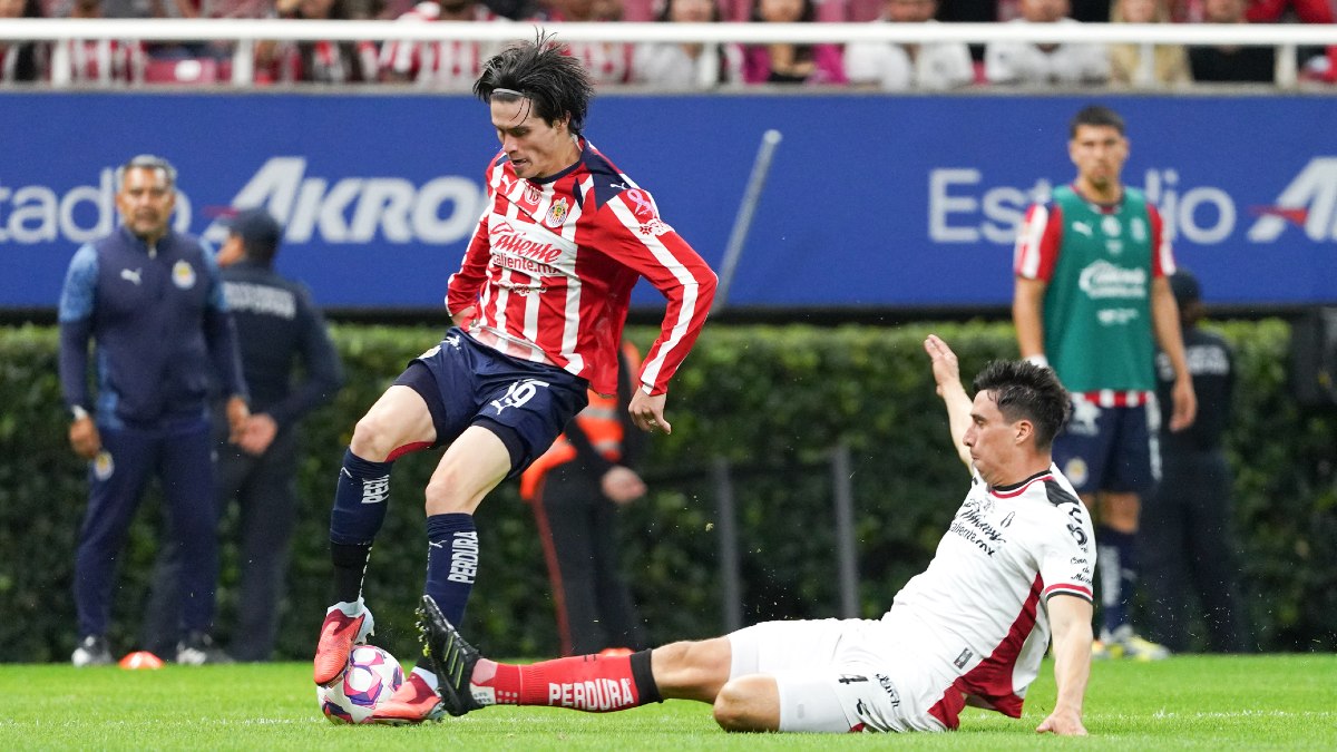 Diego Campillo sufrió una fuerte lesión en el Clásico Tapatío ante Atlas, mismo que lo dejará fuera de lo que resta en el Apertura 2025. Diego Campillo sufrió una fuerte lesión en el Clásico Tapatío ante Atlas, mismo que lo dejará fuera de lo que resta en el Apertura 2025.
