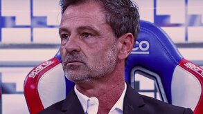 Diego Cocca en la banca del estadio Akron durante el Clásico Tapatío del Apertura 2025 entre Chivas y Atlas.