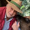 En la imgen se puede ver al Tío Pepe, el mayoral de La Granja VIP, junto a un perrito. En la imgen se puede ver al Tío Pepe, el mayoral de La Granja VIP, junto a un perrito.