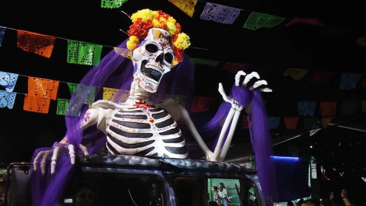 Un impresionante carro alegórico adorna el desfile de Día de Muertos en Tlaquepaque Un impresionante carro alegórico adorna el desfile de Día de Muertos en Tlaquepaque