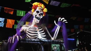 Un impresionante carro alegórico adorna el desfile de Día de Muertos en Tlaquepaque