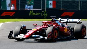Charles Leclerc en su monoplaza de Ferrari durante la competencia en el Gran Premio de México en el Autódromo Hermanos Rodríguez.