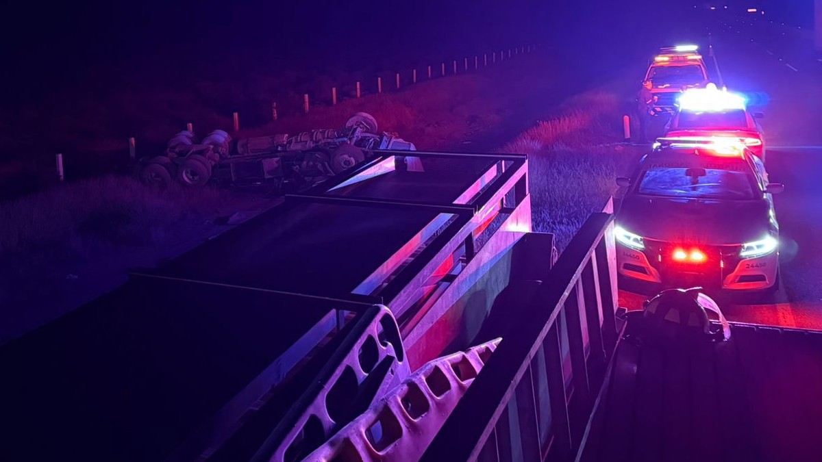 Camioneta volcada en la carretera. Patrullas acordonando la zona de un accidente. Camioneta volcada en la carretera. Patrullas acordonando la zona de un accidente.