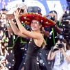 Iva Jovic levantando el campeonato WTA con apenas 17 años, siendo la más joven en hacerlo. Iva Jovic levantando el campeonato WTA con apenas 17 años, siendo la más joven en hacerlo.