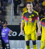 Fabio Gomes y Mauro Zaleta en festejo de gol, durante el partido correspondiente a la jornada 15 del torneo Apertura 2025