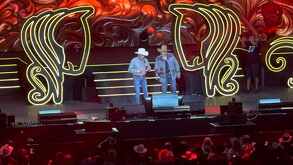 Leandro Ríos cantando en el Auditorio Banamex en Monterrey.