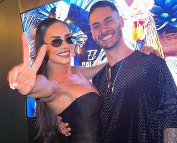 En la foto aparecen  Lis Vega y Ryan abrazados con un atuendo negro