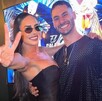 En la foto aparecen  Lis Vega y Ryan abrazados con un atuendo negro En la foto aparecen  Lis Vega y Ryan abrazados con un atuendo negro