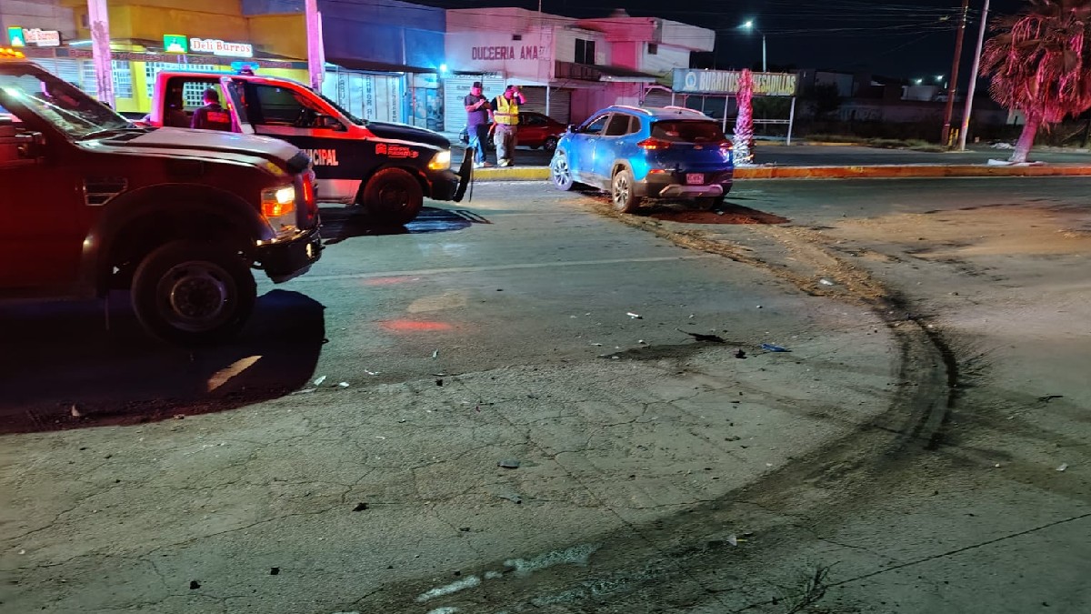 La camioneta dejó una mancha de aceite tras el derrape La camioneta dejó una mancha de aceite tras el derrape