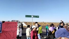Manifestantes bloquean la autopista Puebla-Atlixco, debido a la desaparición de Jessica Portillo.