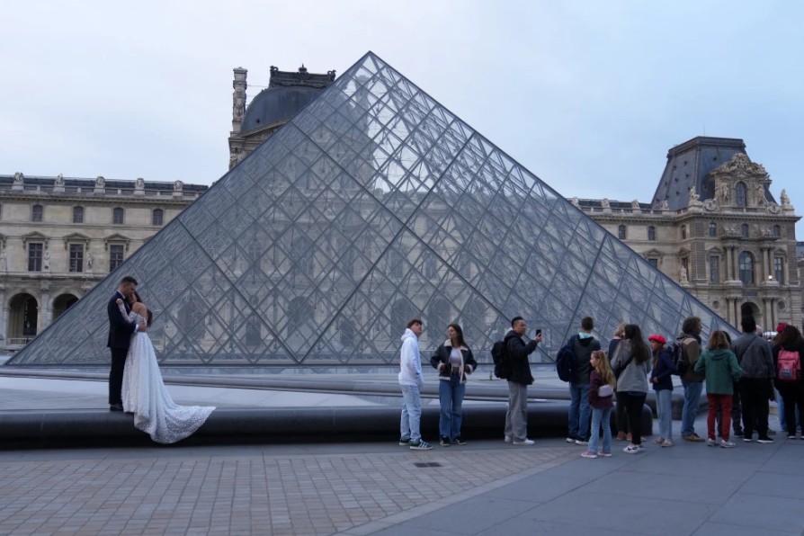 Museo de Louvre en París, desde las afueras Museo de Louvre en París, desde las afueras