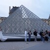 Museo de Louvre en París, desde las afueras Museo de Louvre en París, desde las afueras