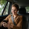 Persona viajando en un taxi de aplicación