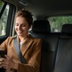 Persona viajando en un taxi de aplicación Persona viajando en un taxi de aplicación
