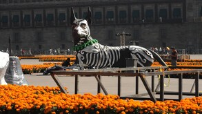 La ofrenda en Zócalo de Ciudad de México está llena de flores y figuras emblemáticas mexicanas
