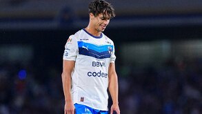 Óliver Torres abandonando la cancha del Estadio Olímpico Universitario tras recibir tarjeta roja en el primer tiempo.
