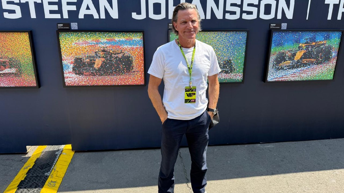 Stefan Johanson posando frente a su colección de pinturas de la Fórmula 1 en el Autódromo Hermanos Rodríguez. Stefan Johanson posando frente a su colección de pinturas de la Fórmula 1 en el Autódromo Hermanos Rodríguez.