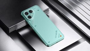 Parte trasera del celular Tecno Pova 7 Pro 5G color aqua.