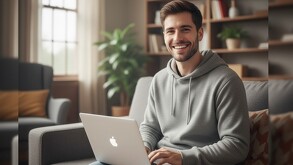 Joven estudiando en línea en su casa