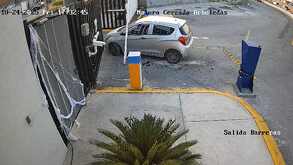 Mujer derribando portón en Natura Cerrada Arboledas en Apodaca