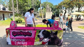 Primer plano de un hombre con barba corta, cara redonda y cabello oscuro. Una barra negra horizontal censura sus ojos. La iluminación es muy fuerte