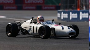 Yuki Tsunoda, piloto de Red Bull, conduciendo el monoplaza Honda RA272 en el Autódromo Hermanos Rodríguez.