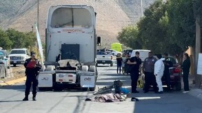 El cuerpo del adulto mayor que fue atropellado quedó tendido sobre la carpeta asfáltica, mientras que el trailero detuvo su marcha.