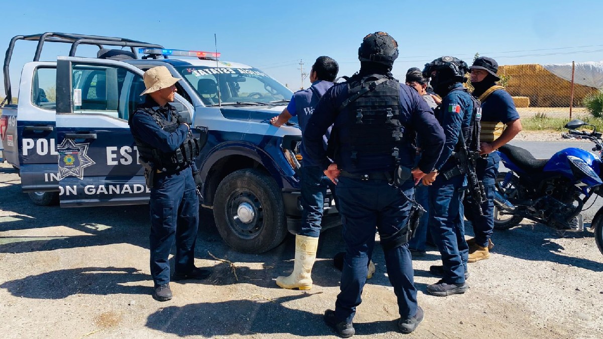 Policías revisando a un detenido del Operativo Dragón. Policías revisando a un detenido del Operativo Dragón.