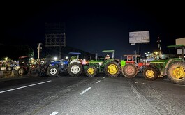Tractores y vehículos de trabajo agropecuario bloquean el paso en la carretera a Nogales