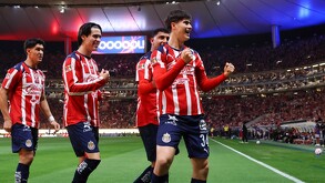 Armando 'Hormiga' González festejando con sus compañeros en Chivas uno de sus goles en el Clásico Tapatío.