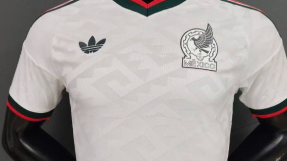 El uniforme de visita se la Selección Mexicana para el Mundial 2026 tiene una base en color blanco con algunos detalles al estilo prehispánico. El uniforme de visita se la Selección Mexicana para el Mundial 2026 tiene una base en color blanco con algunos detalles al estilo prehispánico.