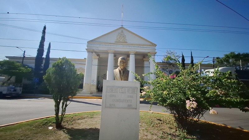 Vista de frente al Panteón Municipal de la ciudad de Tehuacán; al frente, el busto de Eusebio Ceja. Vista de frente al Panteón Municipal de la ciudad de Tehuacán; al frente, el busto de Eusebio Ceja.