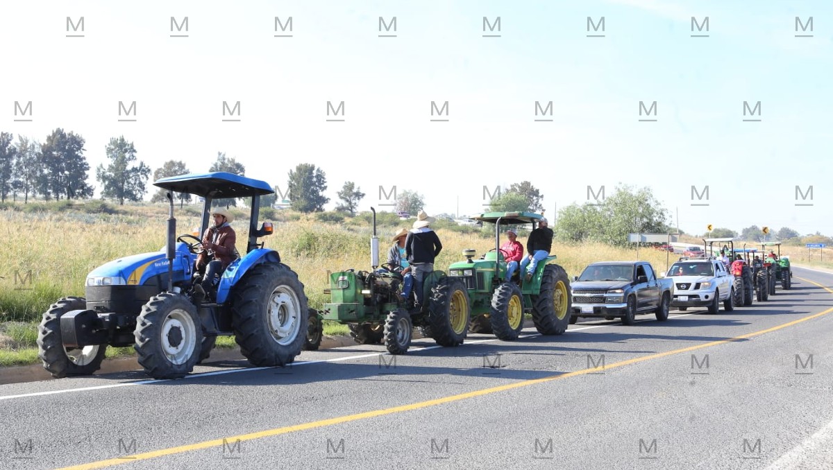 Productores agrícolas en carretera de Guanajuato protestan a bordo de sus tractores y camionetas, previo al diálogo con la Segob. Productores agrícolas en carretera de Guanajuato protestan a bordo de sus tractores y camionetas, previo al diálogo con la Segob.