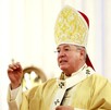 Primer plano del Cardenal Robles Ortega con una mitra verde y casulla. Sostiene un báculo y levanta el pulgar. Se encuentra dentro de una iglesia con techos Primer plano del Cardenal Robles Ortega con una mitra verde y casulla. Sostiene un báculo y levanta el pulgar. Se encuentra dentro de una iglesia con techos