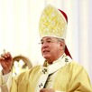 Primer plano del Cardenal Robles Ortega con una mitra verde y casulla. Sostiene un báculo y levanta el pulgar. Se encuentra dentro de una iglesia con techos Primer plano del Cardenal Robles Ortega con una mitra verde y casulla. Sostiene un báculo y levanta el pulgar. Se encuentra dentro de una iglesia con techos