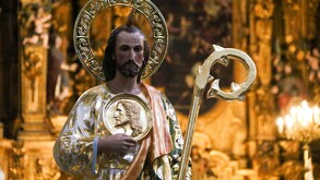 Figura de San Judas Tadeo en la iglesia de San Hipólito en Ciudad de México durante celebraciones de 28 de octubre