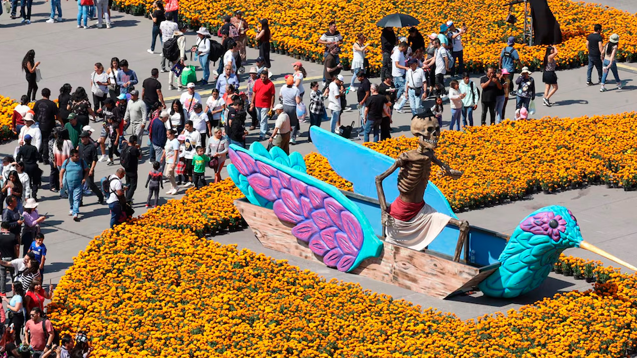 La jefa de Gobierno, Clara Brugada, inauguró la Mega Ofrenda del Zócalo dedicada a las fuerzas femeninas y los 700 años de México-Tenochtitlán.
