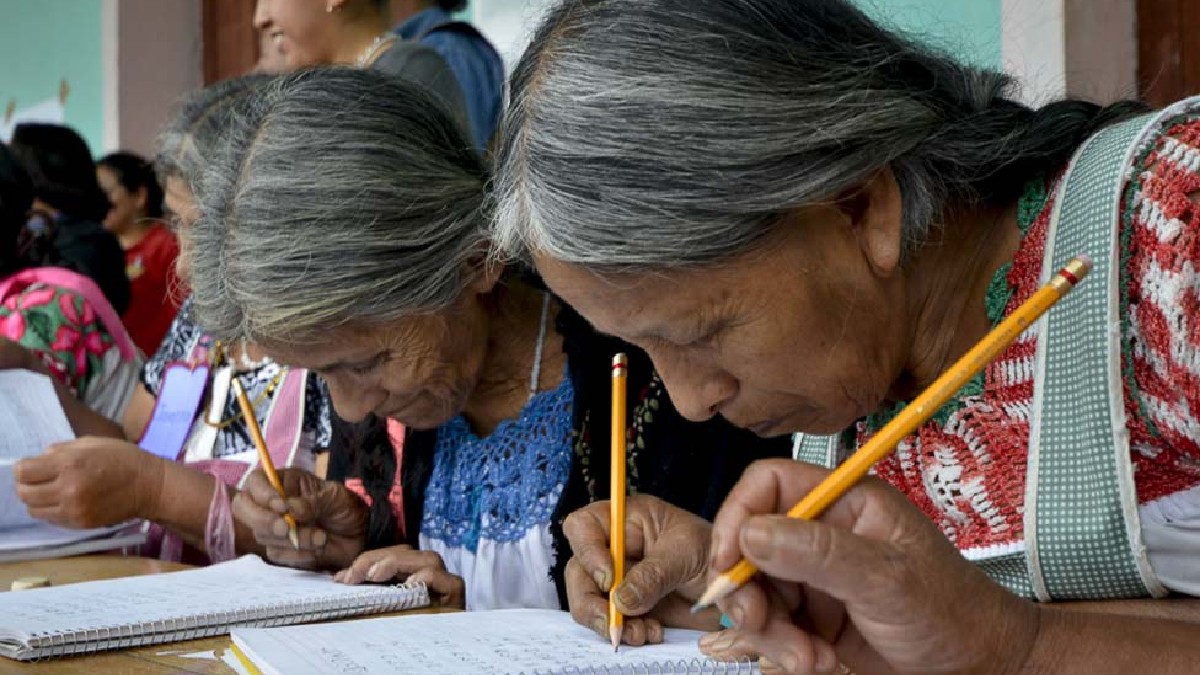 Muchos adultos han tenido la oportunidad de dejar de ser analfabetas Muchos adultos han tenido la oportunidad de dejar de ser analfabetas