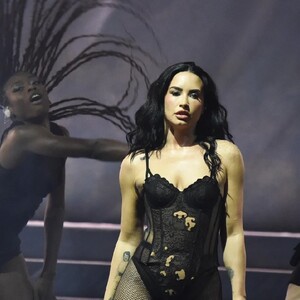 Demi Lovato bailando durante uno de sus performance. Demi Lovato bailando durante uno de sus performance.