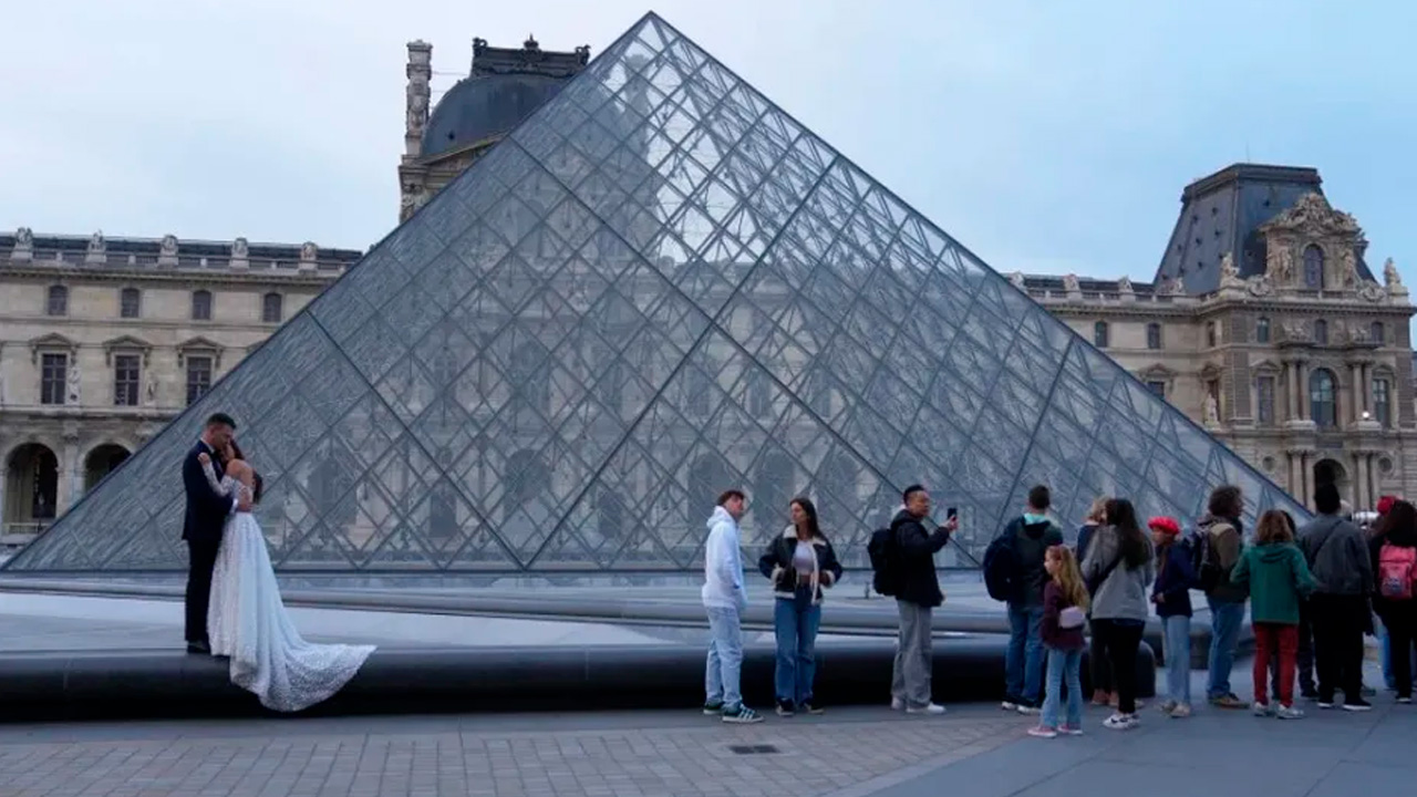 La Fiscalía de París confirmó la detención de varios sospechosos implicados en el robo de las Joyas de la Corona en el Museo del Louvre.