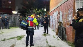 Policías de la Secretaría de Seguridad Ciudadana de CdMx y paramédicos tras el asesinato de un hombre cerca de la estación Morelos del Metro.