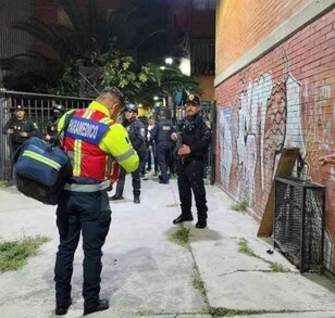 Policías de la Secretaría de Seguridad Ciudadana de CdMx y paramédicos tras el asesinato de un hombre cerca de la estación Morelos del Metro. Policías de la Secretaría de Seguridad Ciudadana de CdMx y paramédicos tras el asesinato de un hombre cerca de la estación Morelos del Metro.