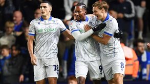 Jugadores del Sheffield Wednesday Football Club, equipo de Inglaterra, festejando un gol en la Segunda División.