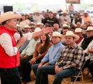 Esteban Villegas, gobernador de Durango, dando un discurso frente a ganaderos del estado. Esteban Villegas, gobernador de Durango, dando un discurso frente a ganaderos del estado.
