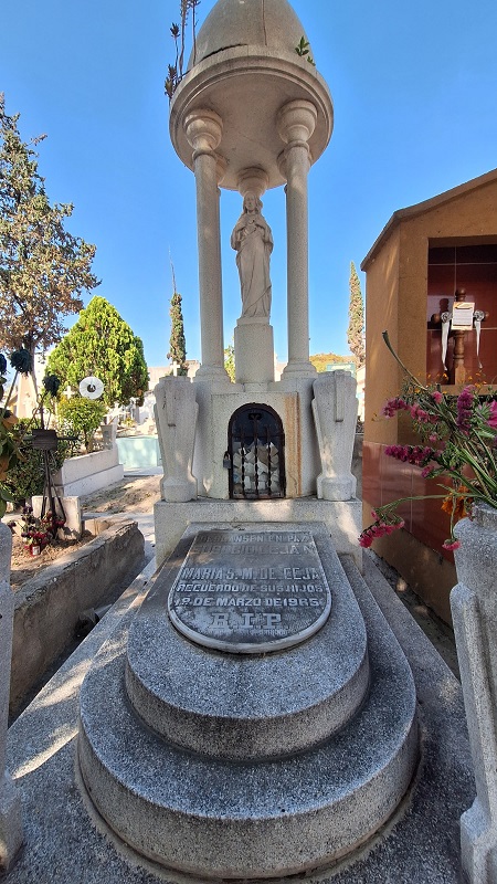 Una tumba vista de frente con cartas hechas a mano en el interior de una cripta. Una tumba vista de frente con cartas hechas a mano en el interior de una cripta.