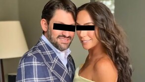 Inés Gómez Mont abrazando su esposo Víctor Manuel Álvarez Puga durante un evento privado compartido en redes sociales