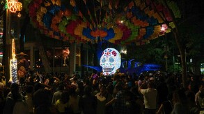 Paseo de la Reforma decorado por la temporada de Día de Muertos