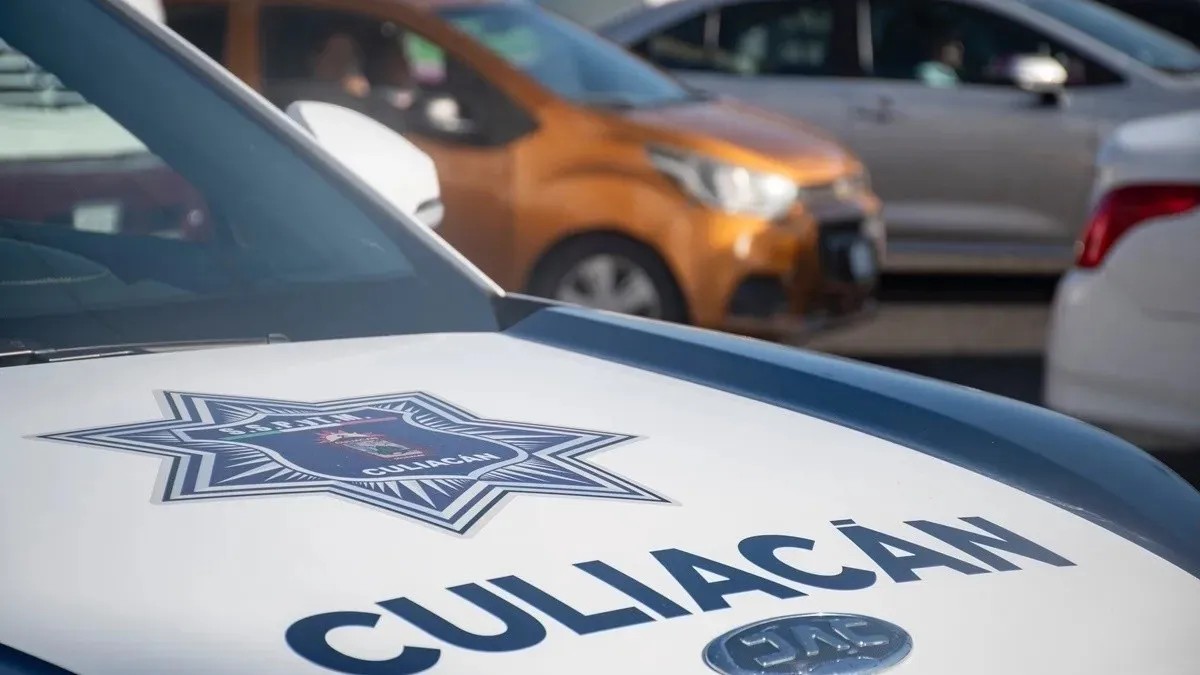 En la imagen se puede ver el logotipo de la policía de Culiacán sobre el cofre de un auto color blanco En la imagen se puede ver el logotipo de la policía de Culiacán sobre el cofre de un auto color blanco