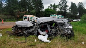 Camión completamente destruido tras caer al vacío en Misiones, Argentina.