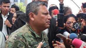 Hombre con uniforme militar siendo entrevistado por medios de comunicación en Puebla.